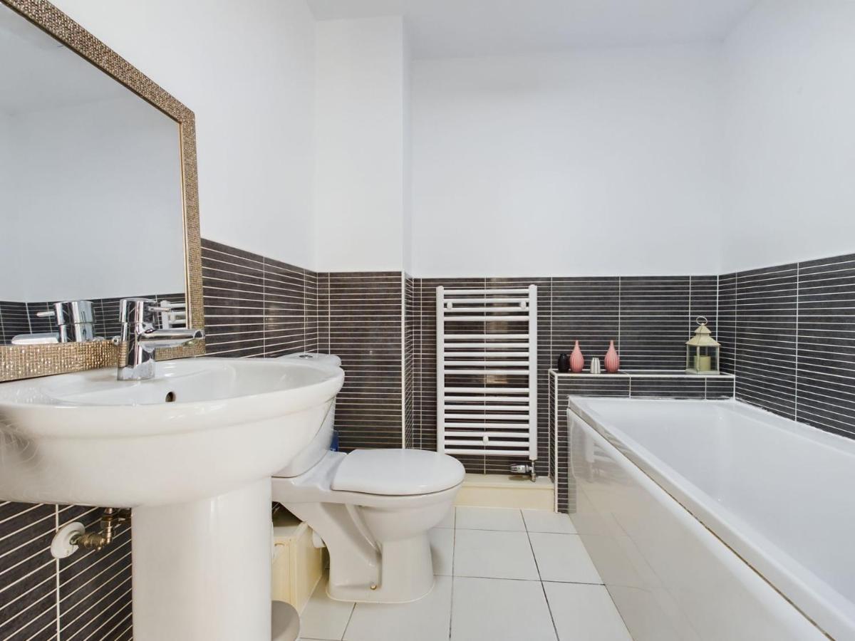 247 Serviced Accommodation In Stafford- 3Br Townhouse Zewnętrze zdjęcie